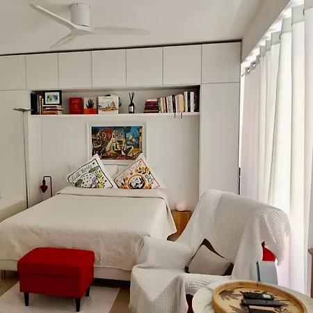 דירה Cosy Studio, Terrace And Free Parking Next To The מנטון