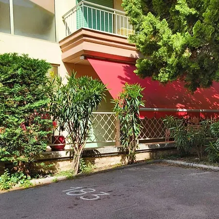 Cosy Studio, Terrace And Free Parking Next To The דירה *